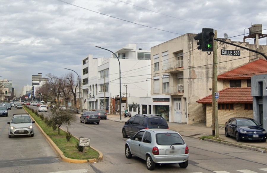 Discutió con un conductor y le destrozó el auto