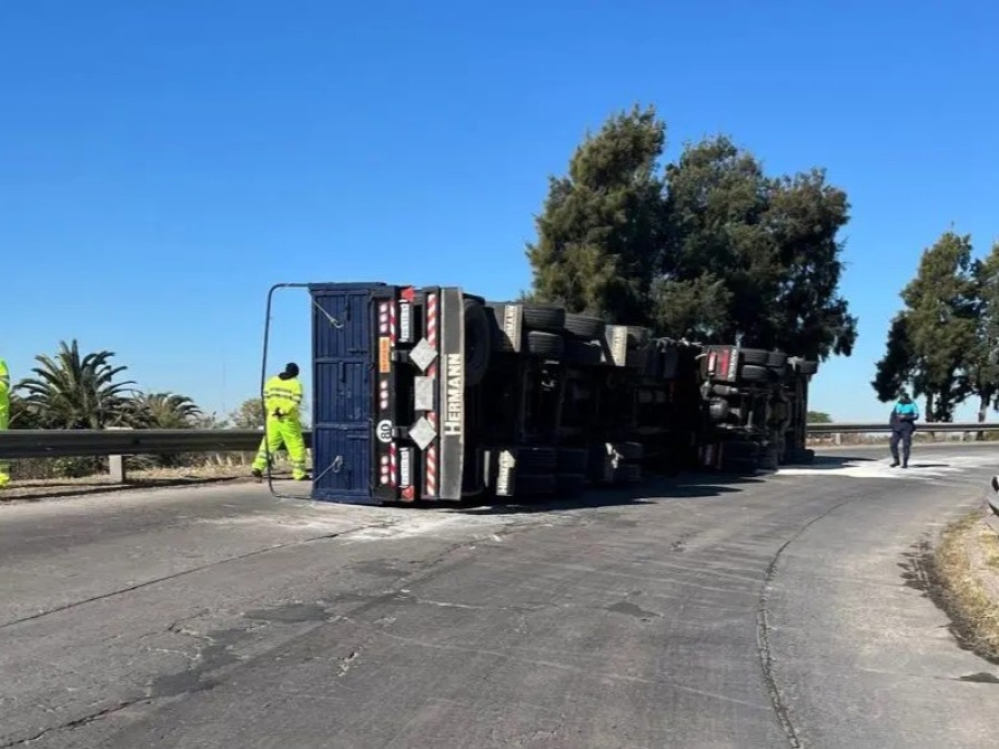 Volcó un camión en la rotonda de la Autopista Buenos Aires La Plata y causó caos en el tránsito