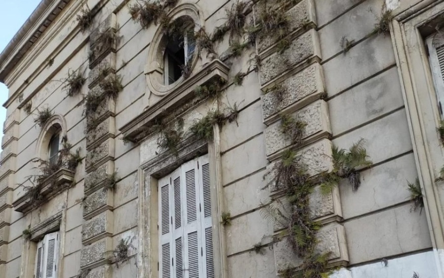 Vecinos reclaman la limpieza de la fachada del cementerio de La Plata