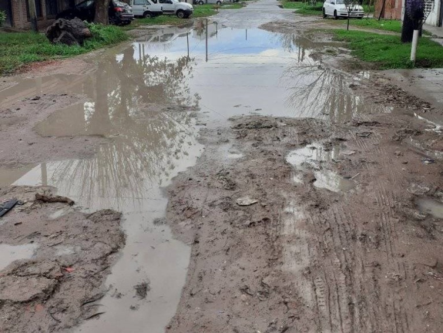 Vecinos de 153 y 64 están ”hartos” de las calles en mal estado