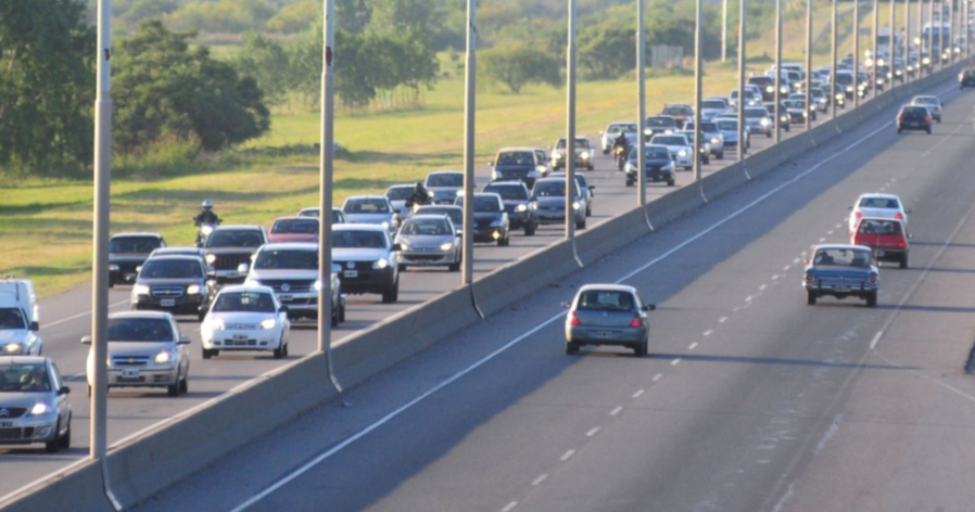 Un futbolista chocó en la Autopista La Plata