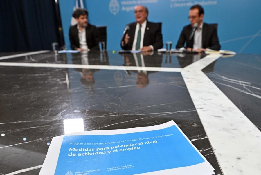 El Gobierno anunció líneas de financiamiento y subsidios de tasa para grandes empresas, pymes y monotributistas