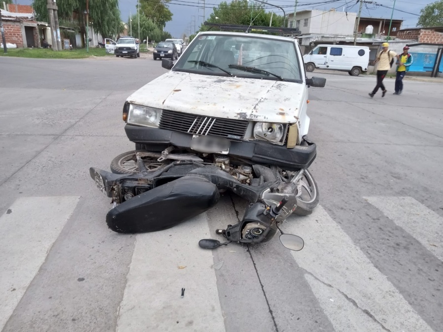 Una motociclista fue atropellada en La Plata y la trasladaron de urgencia al hospital