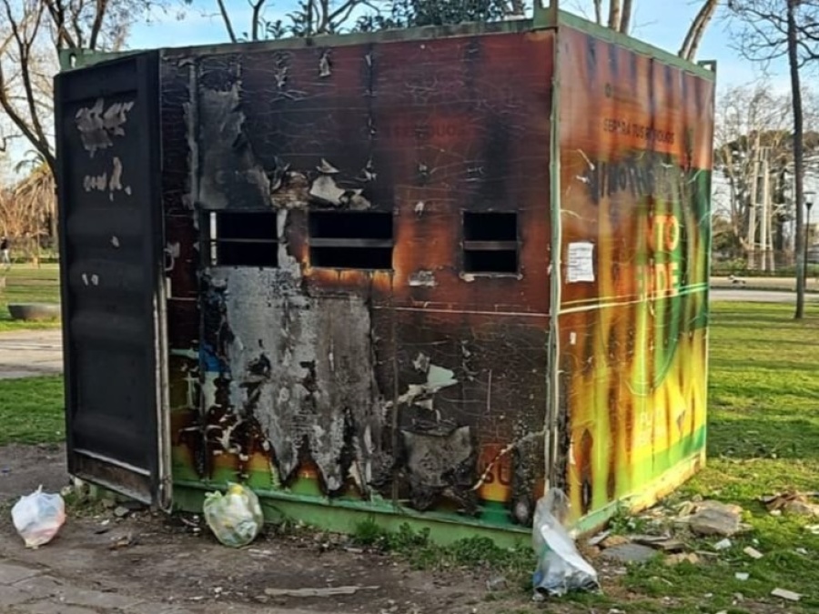 Indignación vecinal en Tolosa por el incendio de un contenedor de reciclaje