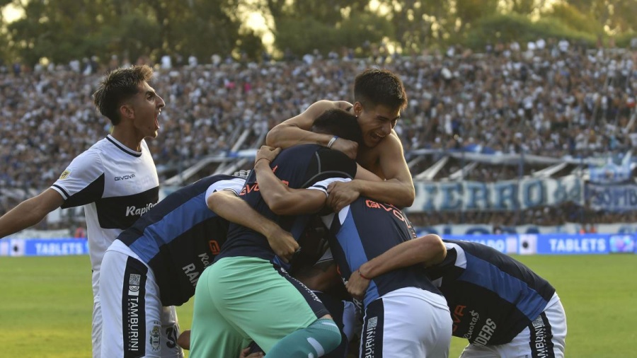 Gimnasia lo vendió, sus hinchas nunca entendieron la transferencia y hoy disfruta de un récord: ¿qué recuerda del Lobo?