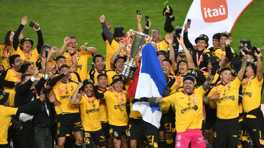 Entre los mejores y en el podio de goleadores: ¿Quién fue el ex Estudiantes que hizo historia en Chile y fue campeón?