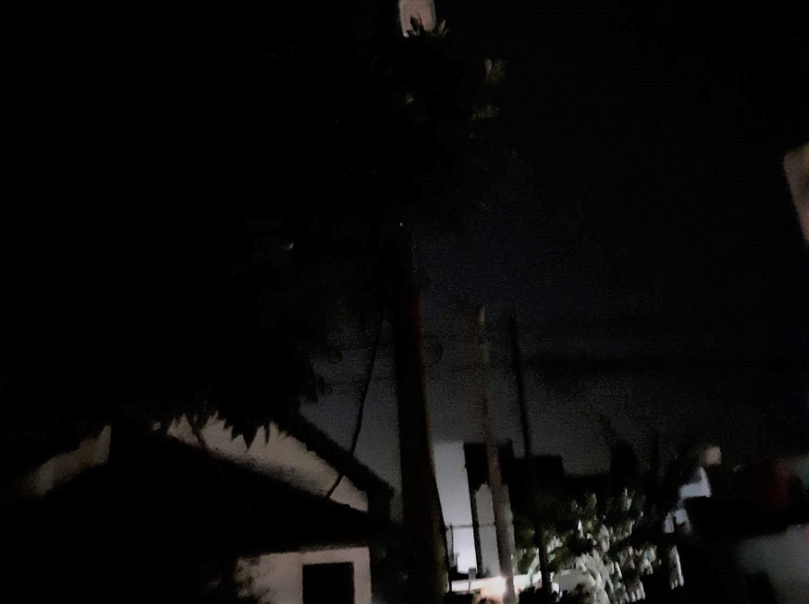 Vecinos de Parque Castelli reclaman el arreglo de luminaria