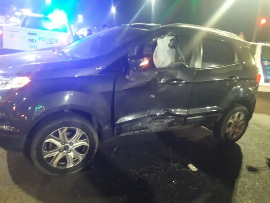 Accidente en City Bell: una moto chocó contra camioneta y un joven resultó herido