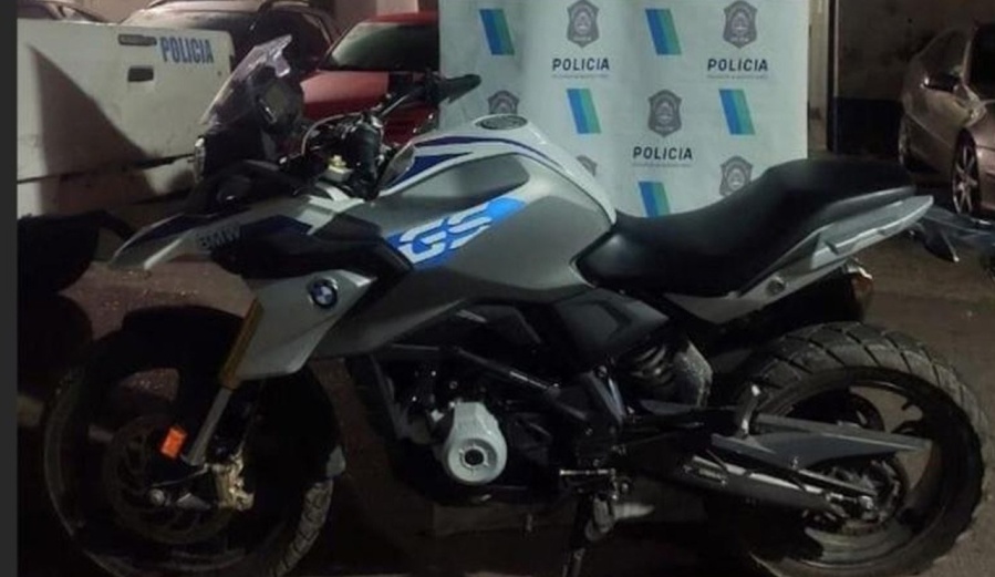Robaron una moto BMW y la encontraron en un videoclip musical
