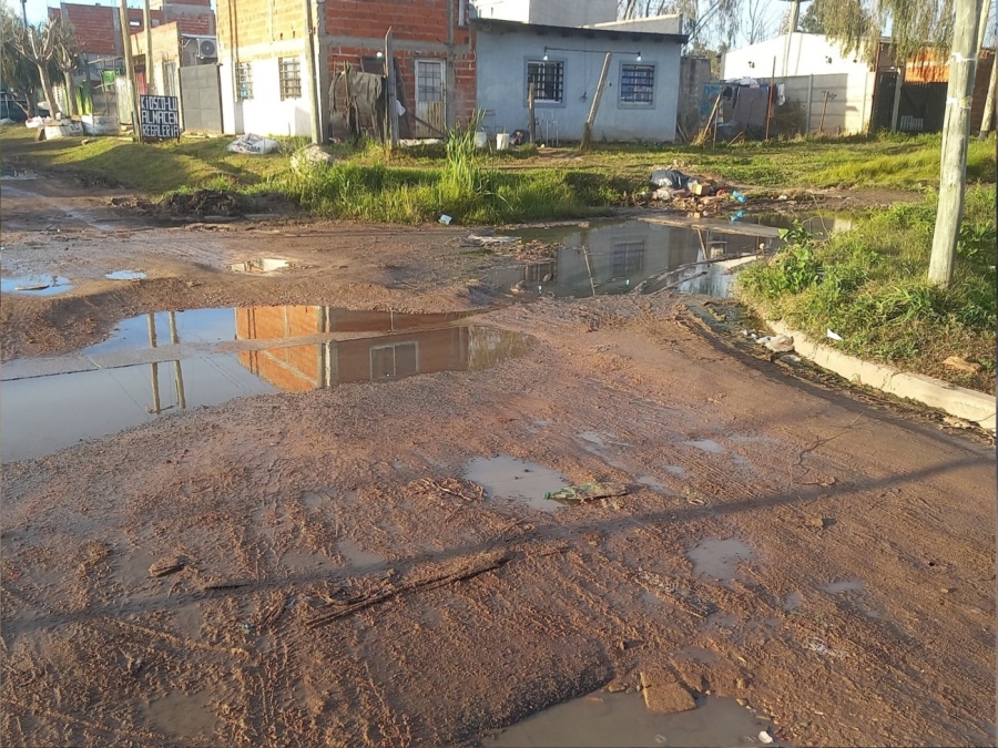 Vecinos de Los Hornos reclaman por el mal estado de la calle 139 y 74