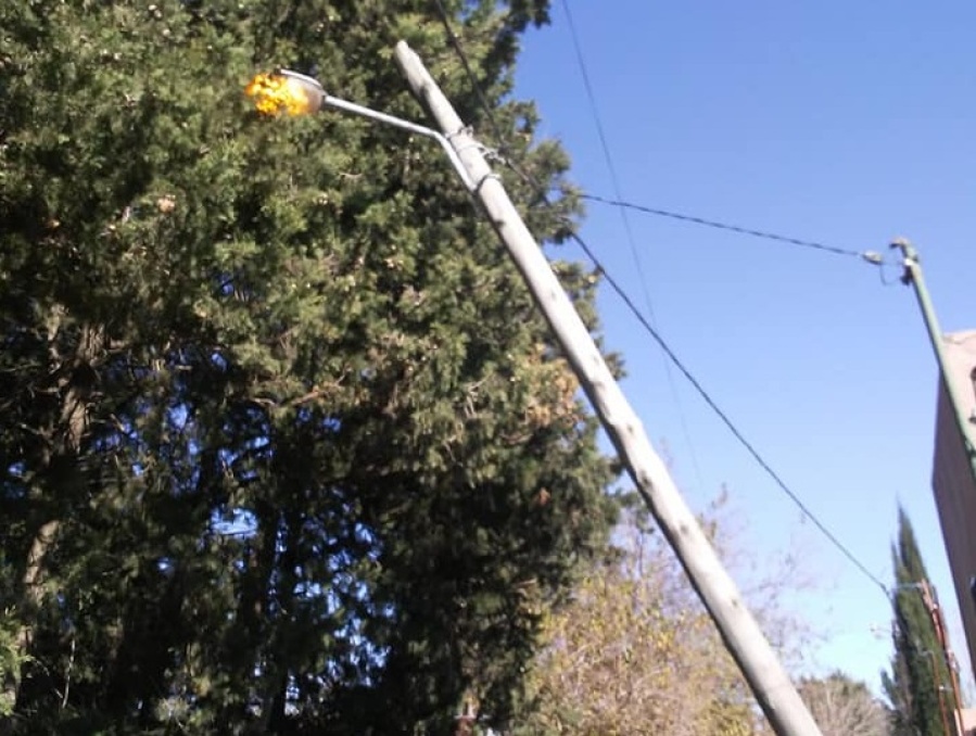 Un poste a medio caer se sostiene por cables y los vecinos tienen miedo en 208 y 43 bis