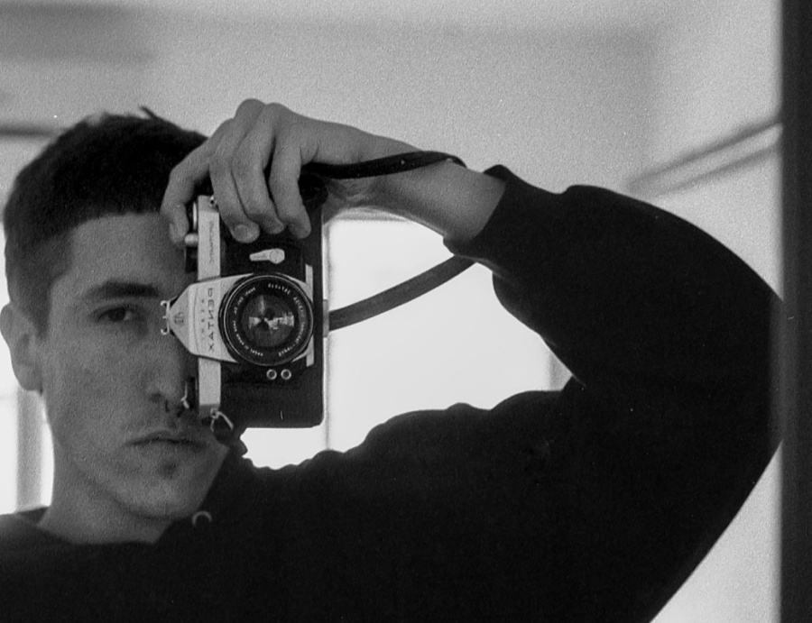 Le dicen el “dealer” analógico, y con sus imágenes retrata lo oculto de La Plata: ”Estuve y estoy del otro lado”