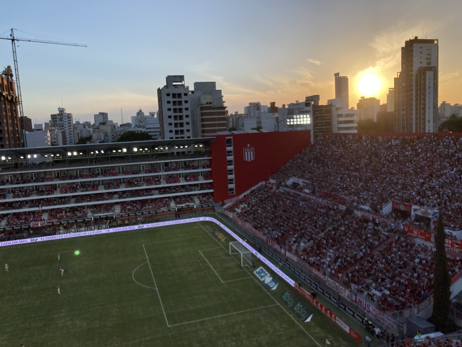 Estudiantes venció 2 a 1 a Lanús y llega en alza al debut por la Copa