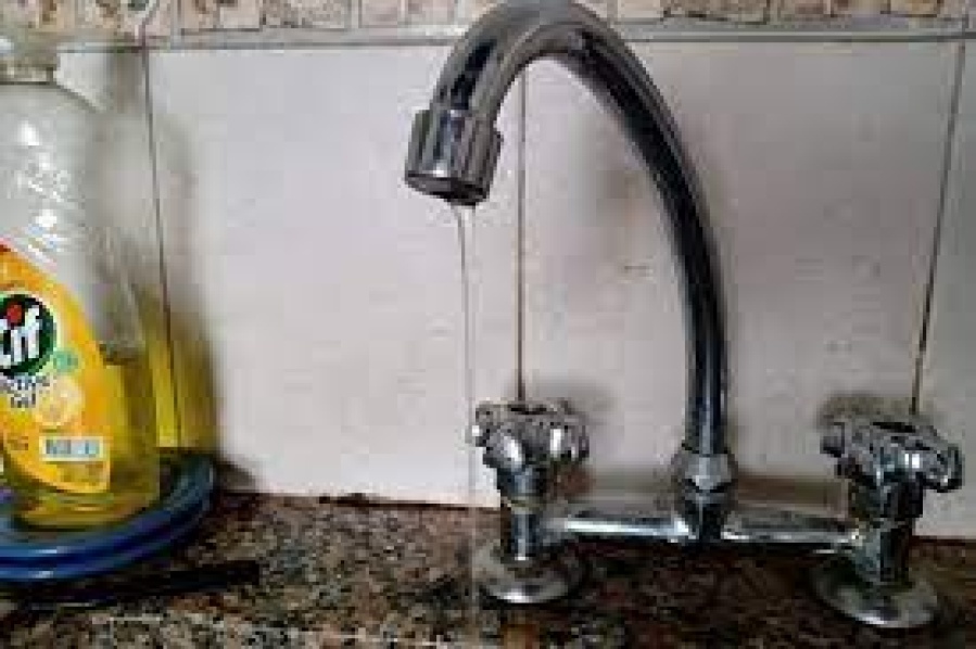 Hace más de ocho meses que vecinos de La Plata no tienen agua a pesar de los reiterados reclamos