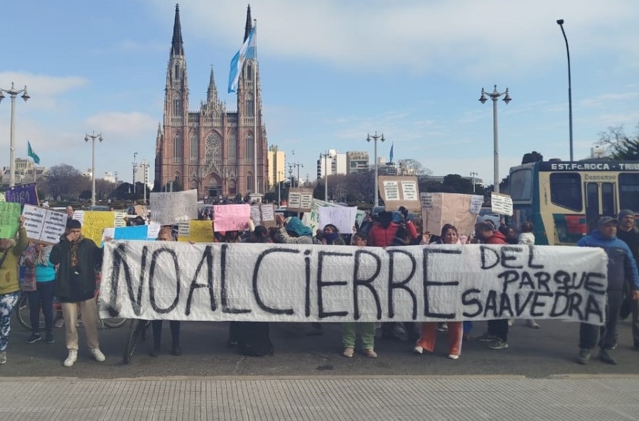 “No al cierre del Parque Saavedra”: La protesta de vendedores ambulantes platenses frente al municipio