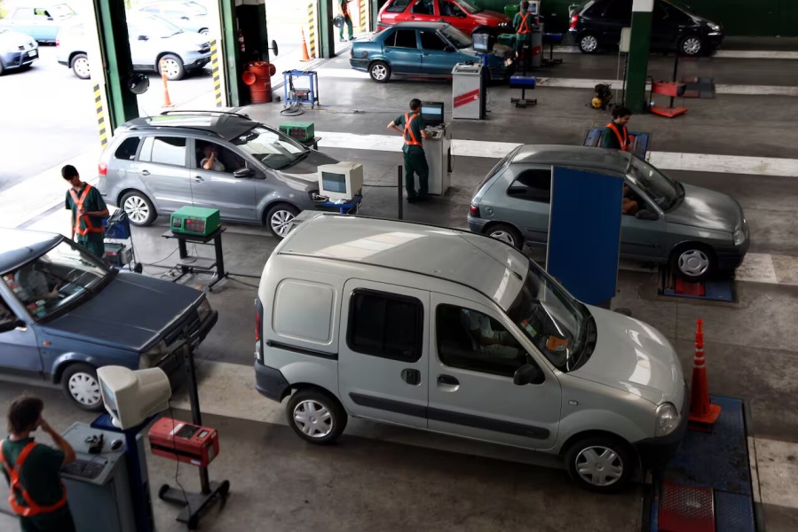 El Gobierno buscará habilitar a las agencias de autos para hacer la VTV