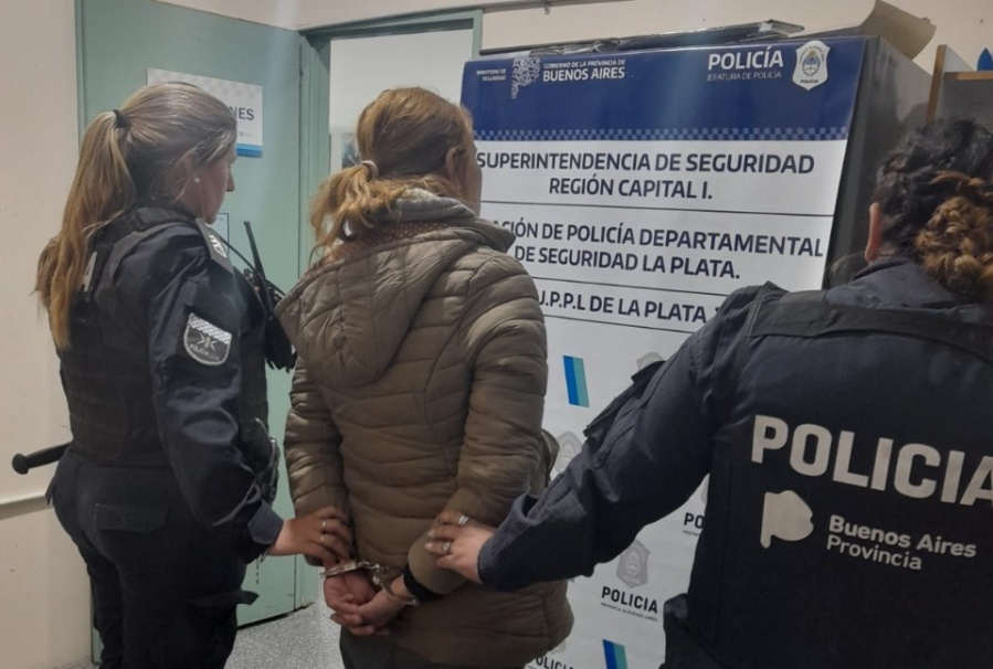 Allanaron a una jóven de 21 años en Altos de San Lorenzo y encontraron marihuana, armas y dinero en efectivo