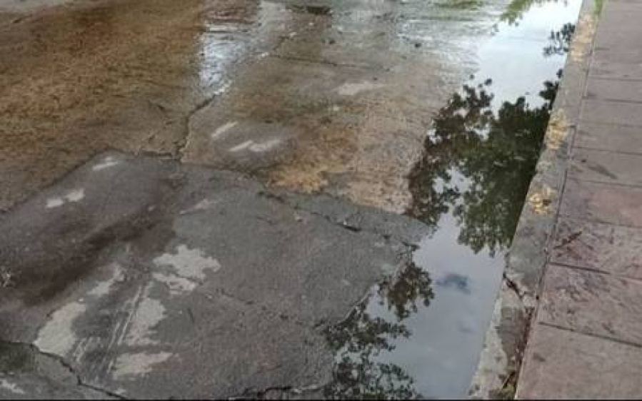 Reclaman una pérdida de agua que inunda la esquina de 66 y 19 y afecta la presión en las casas
