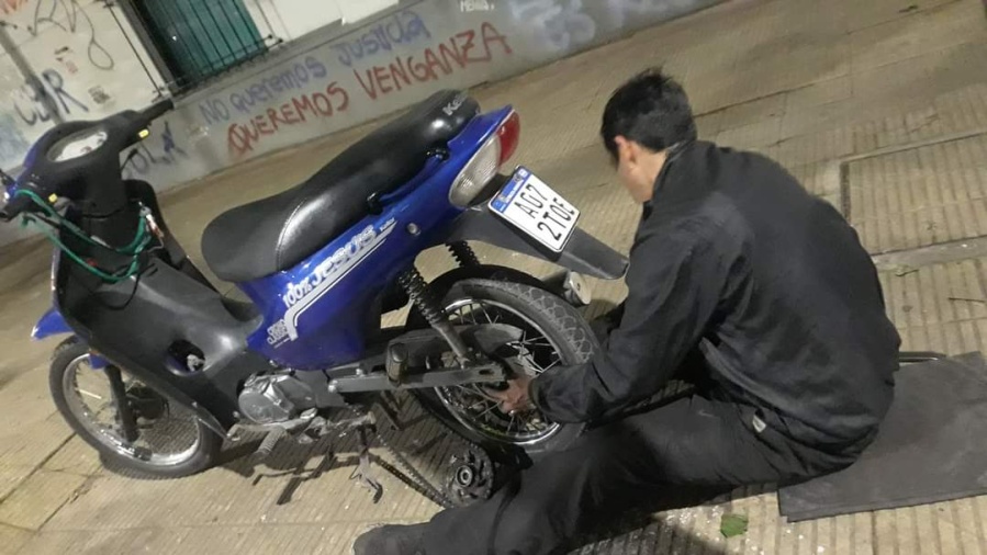 Conocé a Omar, es de La Plata y se encarga de arreglar motos a domicilio: ”El mecánico Delivery”