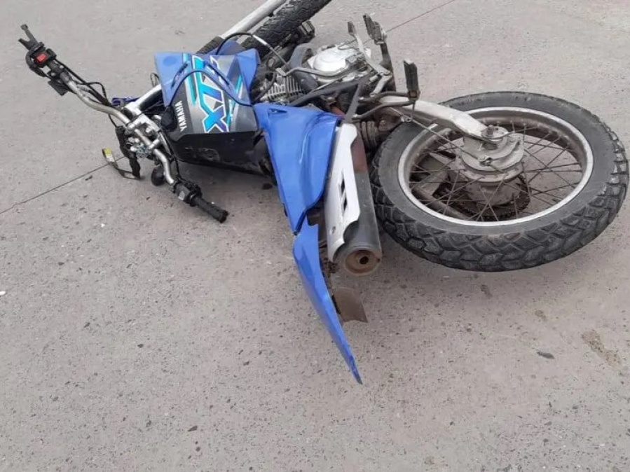 Perdió el control de la moto y falleció tras un violento impacto contra un poste