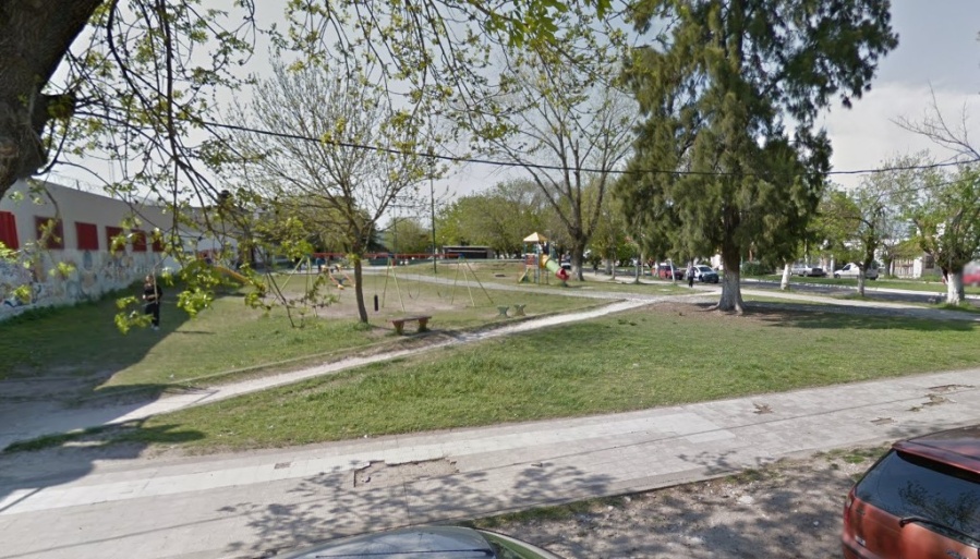 Un vecino exigió que coloquen más luminarias en la plazoleta de 60 y 137