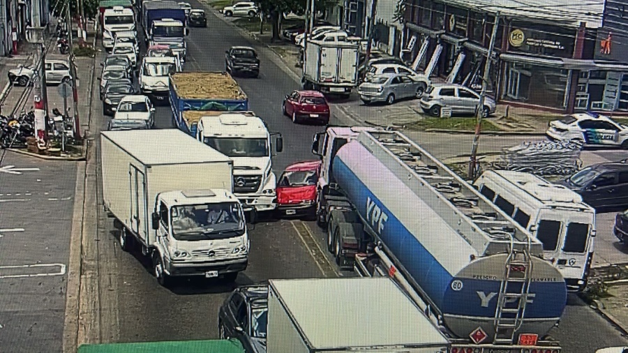 Impactante choque en La Plata: Un auto quedó atrapado entre dos camiones