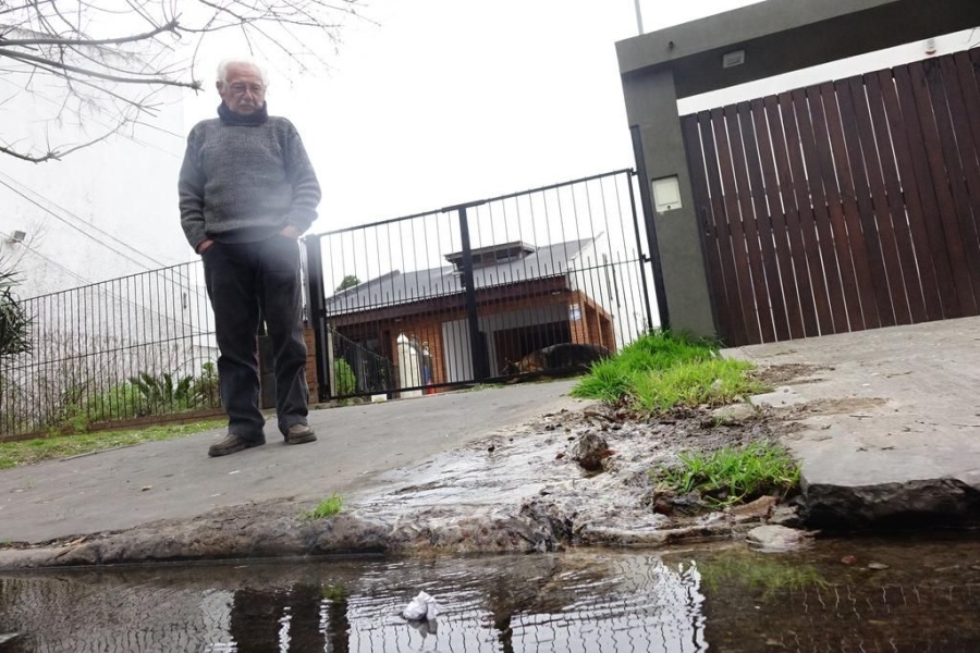 Un caño roto mantiene preocupados a los vecinos de City Bell