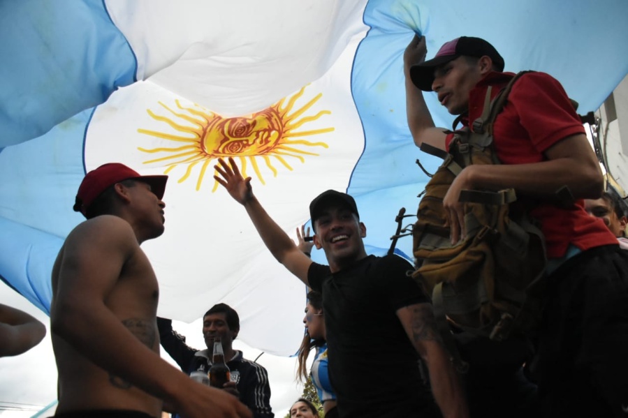 Los platenses festejaron en 7 y 50 el pase a octavos de la Scaloneta: las mejores fotos