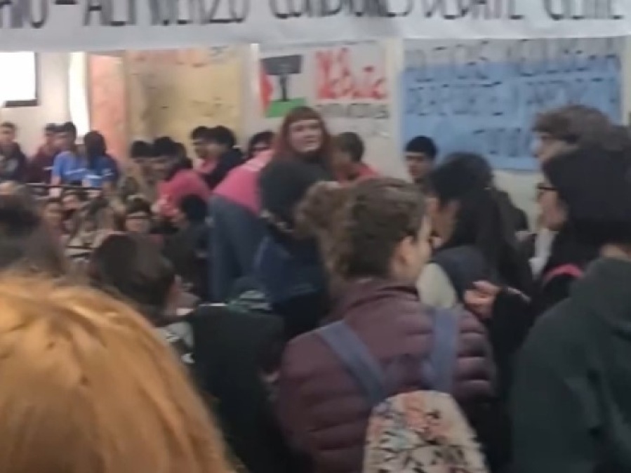 Tensión durante una asamblea en la facultad de Humanidades de la UNLP: ”Fuera, fachos fuera”