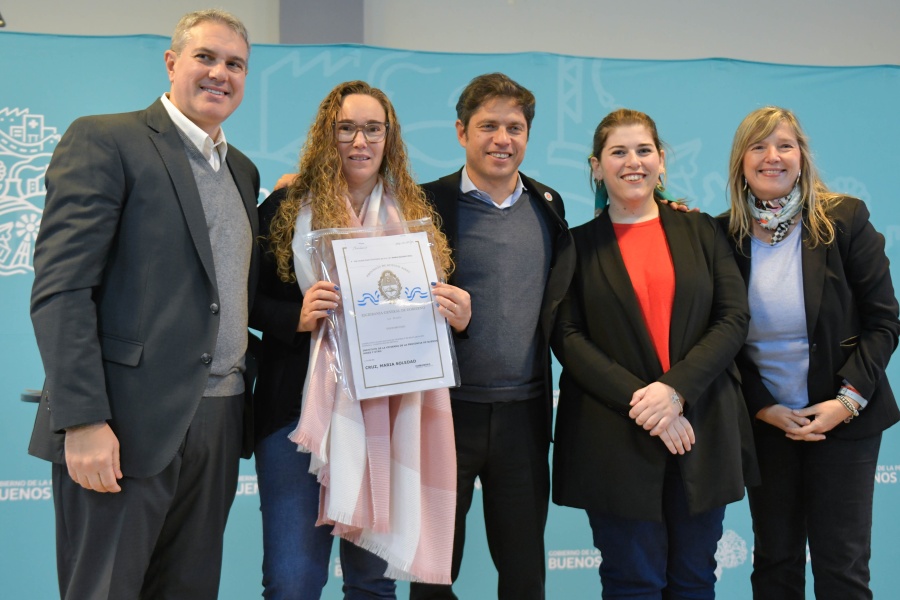 Kicillof encabezó el acto de entrega de 127 títulos de propiedad gratuitos a familias de Chacabuco