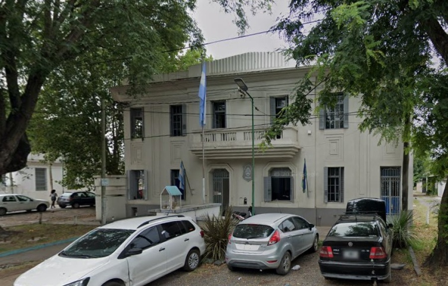 Tras una persecución policial en La Plata detuvieron a dos adolescentes que intentaron huir y arrojaron un arma de fuego