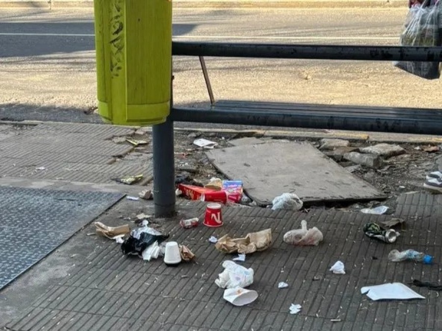 Vecinos denuncian el mal estado de la parada de colectivo de diagonal 74 y 5