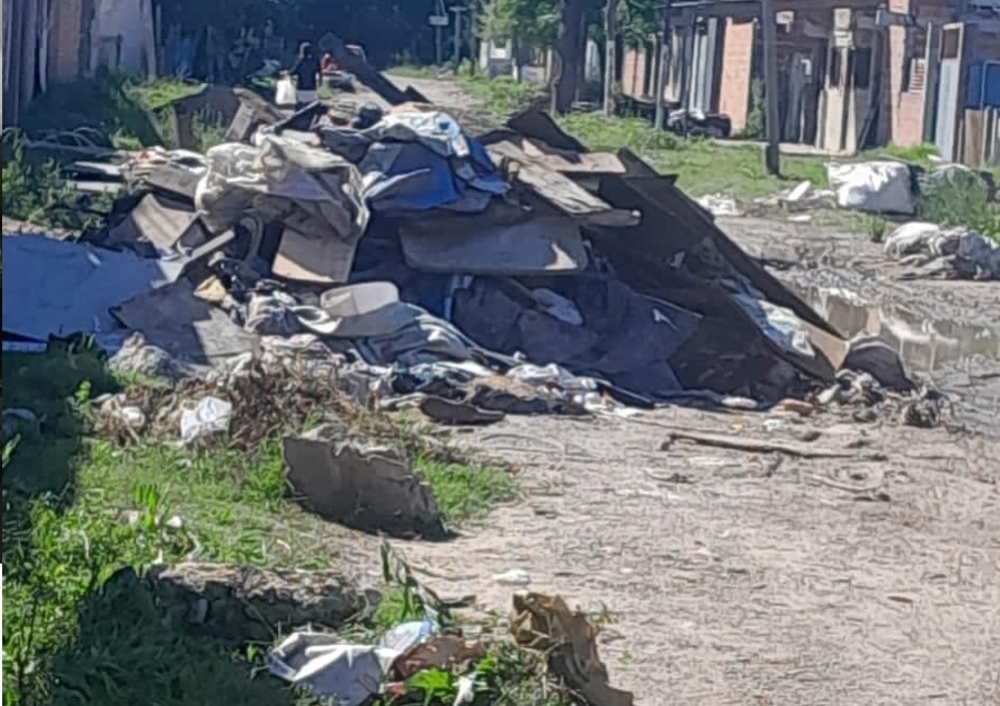Vecinos reclaman por un basural en una calle de Villa Elvira