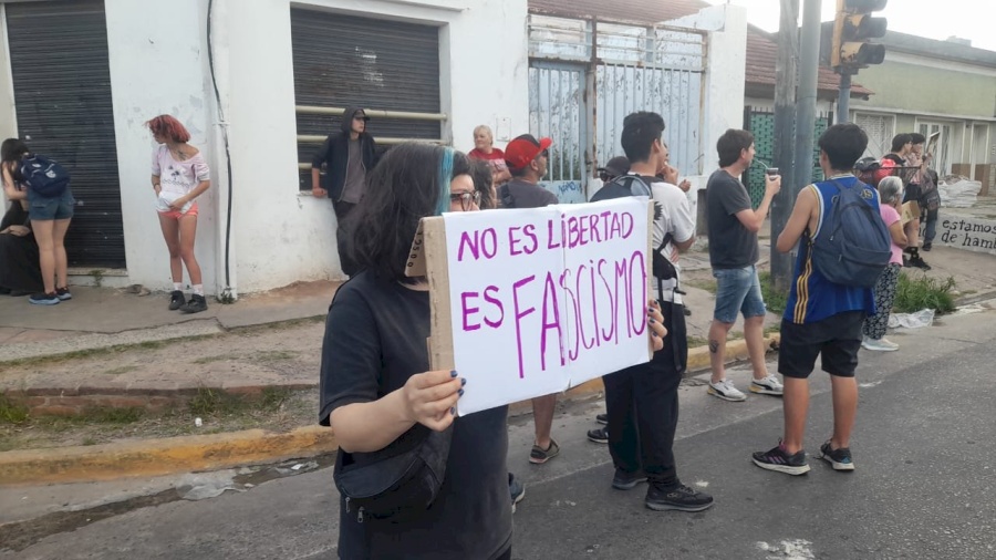 Vecinos protestaron con cacerolazos y repudiaron la visita de Karina Milei a La Plata