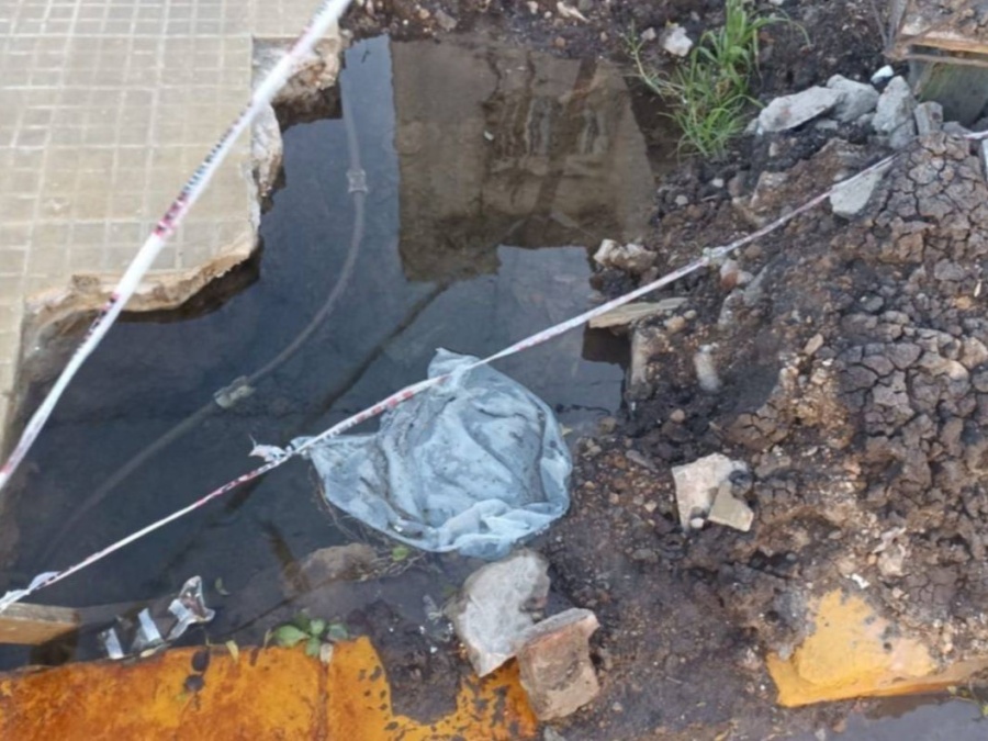 Vecinos de calle 16 entre 73 y 74 denuncian un pozo de medio metro de profundidad