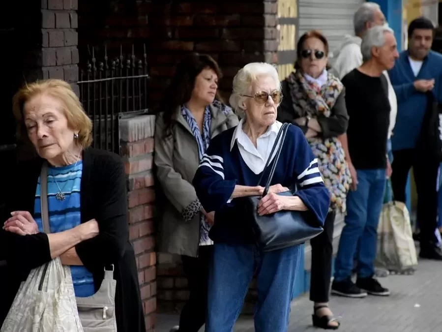 El 90% de las mujeres no podrían jubilarse antes de los 65 años por un punto de la Ley Ómnibus