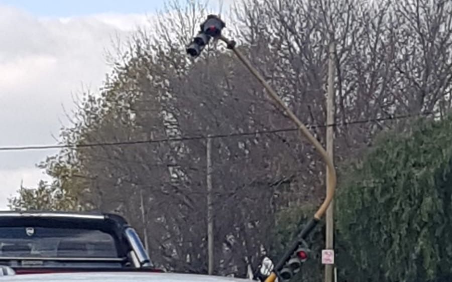 Vecinos piden que intervengan para evitar la caída de un semáforo en una esquina clave de La Plata