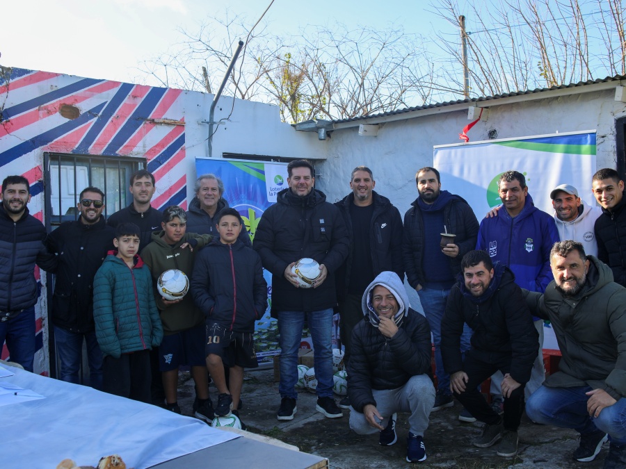 Telekino y Lotería donaron pelotas y alimentos para el Club Social y Deportivo Barrio UPCN en La Plata