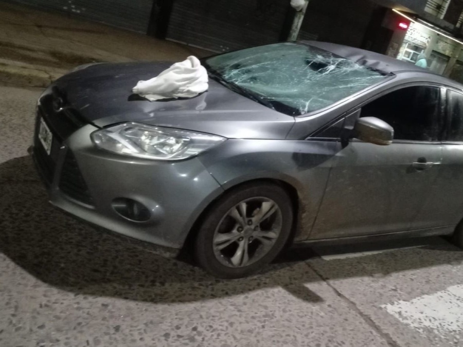 Un hombre fue embestido por un auto en Berisso y tuvo que ser trasladado al Hospital Mario Larraín