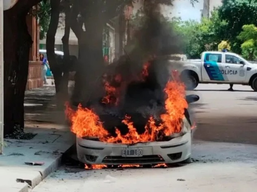 Incendio de un auto en pleno centro de La Plata