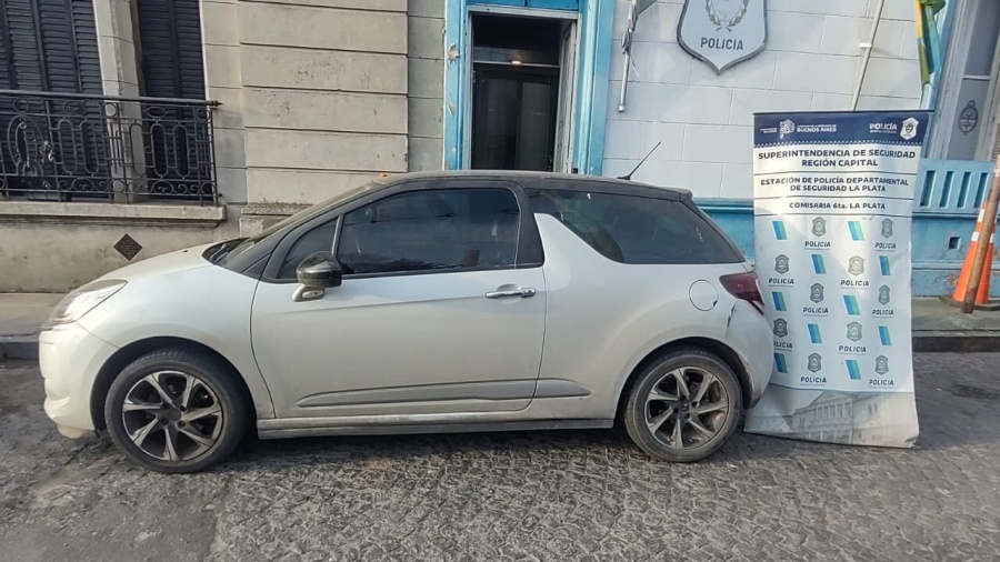 Se masturbó frente a una vecina platense, tenía una bolsa con ropa femenina íntima y le encontraron un millón de pesos