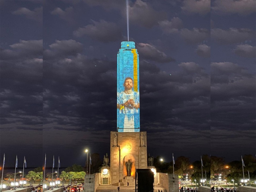 El Monumento a la Bandera se iluminó con imágenes de aliento a la Selección