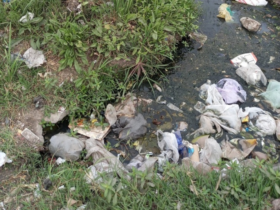 Vecinos reclaman por una zanja que se encuentra llena de basura