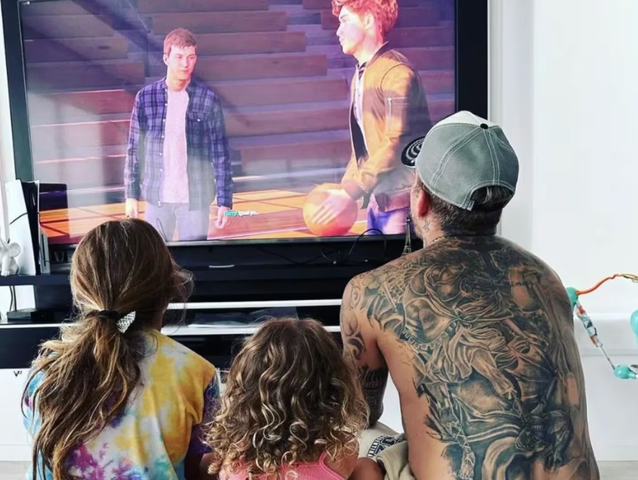 El Polaco abrió las puertas y mostró su impresionante casa en un country: un sillón gigante, piscina junto al lago y más