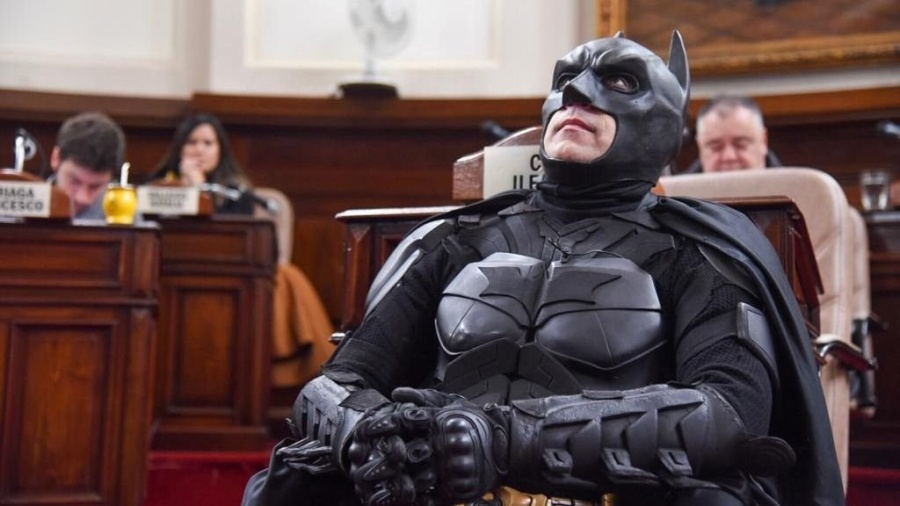 Le robaron al Batman solidario de La Plata: ”Dame el celular o te pego un tiro”