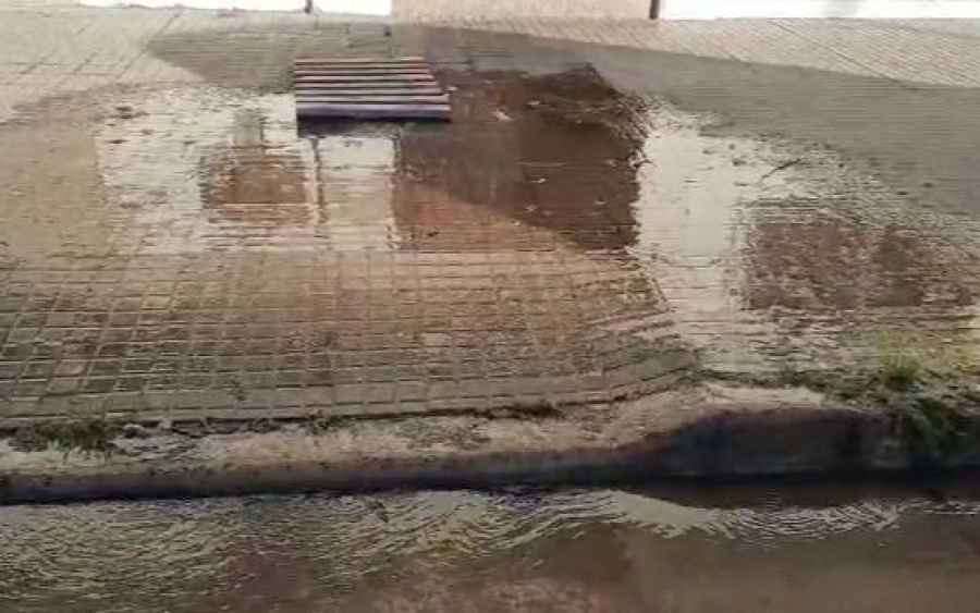 Vecinos de 57 y 20 se quejan por una importante pérdida de agua
