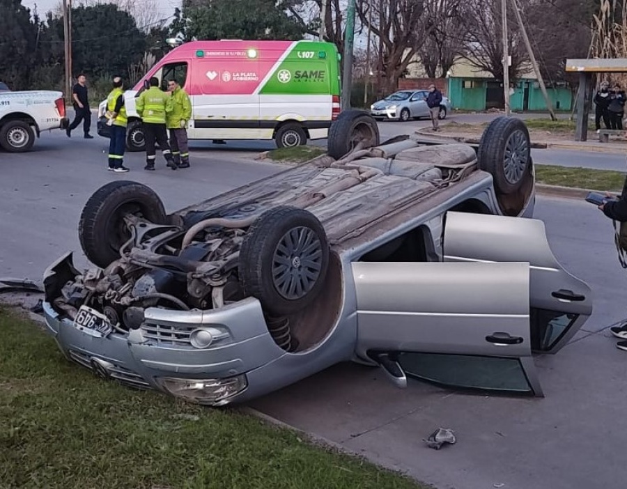 Choque múltiple en La Plata: Un motociclista resultó herido y fue trasladado al hospital