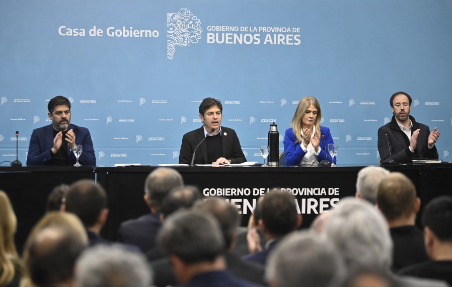 Kicillof firmó el desembolso de 38 millones de pesos para los municipios: ”Asumimos el rol de proteger al pueblo bonaerense”