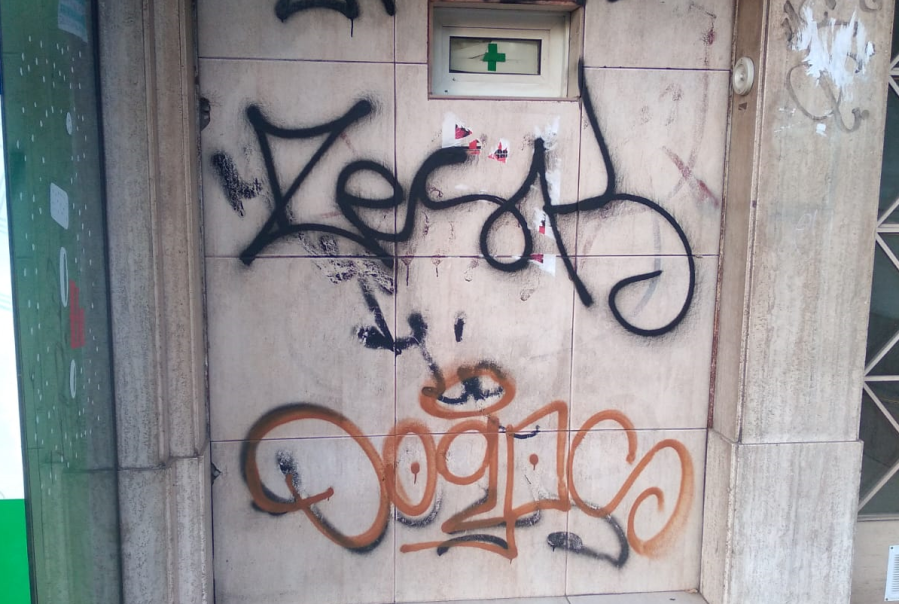 Grafitearon la puerta de una farmacia y los detuvieron