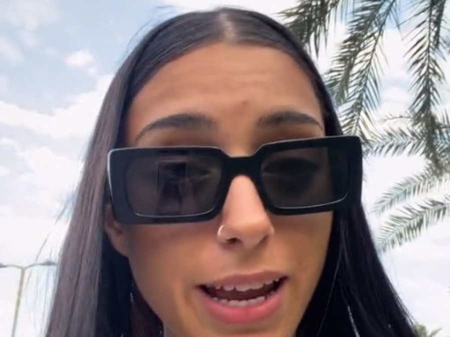 Una joven argentina que vive en Dubái mostró cómo es viajar en un transporte público: ”lo que son las paradas”